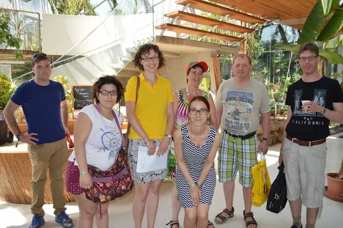 Eine Exkursion in den botanischen Garten bot ein zweites Team der Universität den KlientInnen der Lebenshilfe Graz; tropisch waren die Temperaturen hier nicht nur im Tropenhau. Auch die FH Campus 02 war in zwei Projekten - beim Fahrradcheck für Kinder und beim Lebensmittel-Sammeln für die Aktion Herz der Caritas.aktiv.