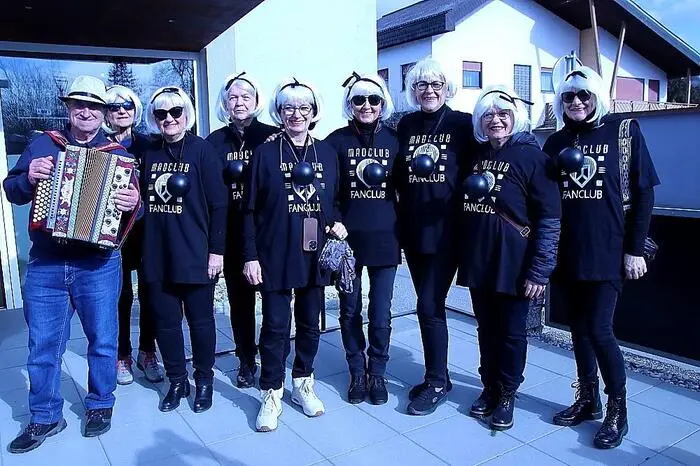 Da zog am Vormittag des Faschingsdientag die Bergkapelle Oberdorf bunt maskiert von Geschäft zu Geschäft, begleitet von den Damen des Fan-Club Koschier.