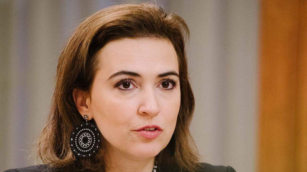 Zwischen Justizministerin Alma Zadić (Grüne) hat eine Sorge weniger