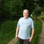 Günther Macalka vor dem Wegstück, über das er, rechtlich gesehen, alles zu Fuß zum Haus tragen müsste