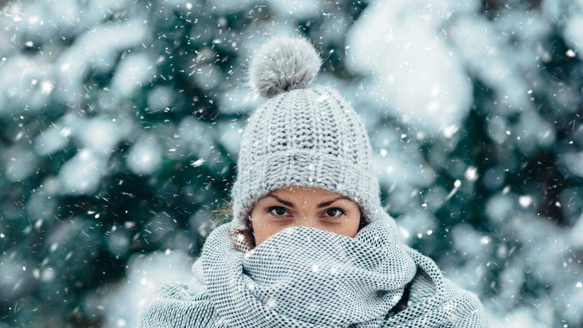 Durch Kälte und eine zu geringe Luftfeuchtigkeit trocknet die Haut im Winter aus.