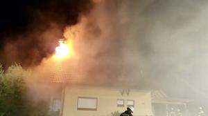Ein Blitzschlag setzte das Einfamilienhaus in Puch in Brand