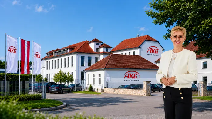 Neustart in Wildon: Alice Godderidge, Geschäftsführerin von AKG Smart Polymer, vor dem Produktionsstandort des Kunststoffverarbeiters
