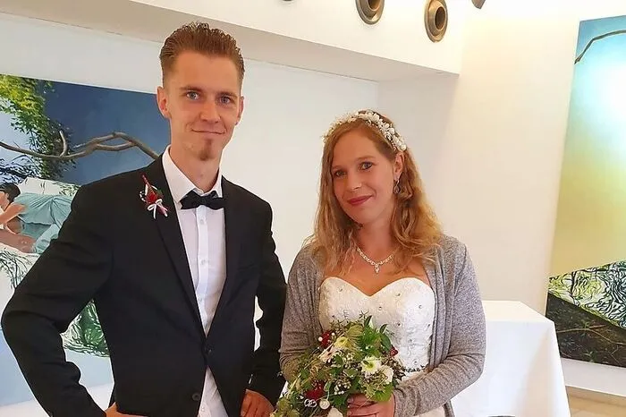 Bereits seit 19. Juni 2021 sind Denise und Dominik Schlögl standesamtlich verheiratet. Am 17. November 2022 folgte nun die Hochzeitsfeier im Schloss Gabelhofen. Kennengelernt haben sie sich auf einer Plattform im Internet. Die Hochzeitsreise führt die beiden nach Tirol.