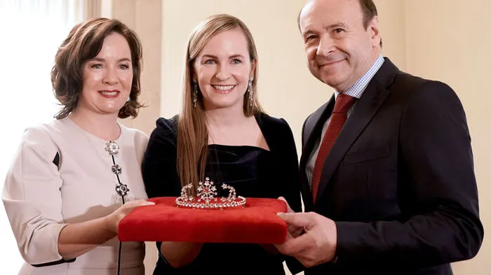 Birgit Berthold-Kremser (Swarovski), Opernball-Organisatorin Maria Großbauer und Operndirektor Dominique Meyer präsentierten am Donnerstag die neue Swarowski-Tiara für den kommenden Opernball in Wien.