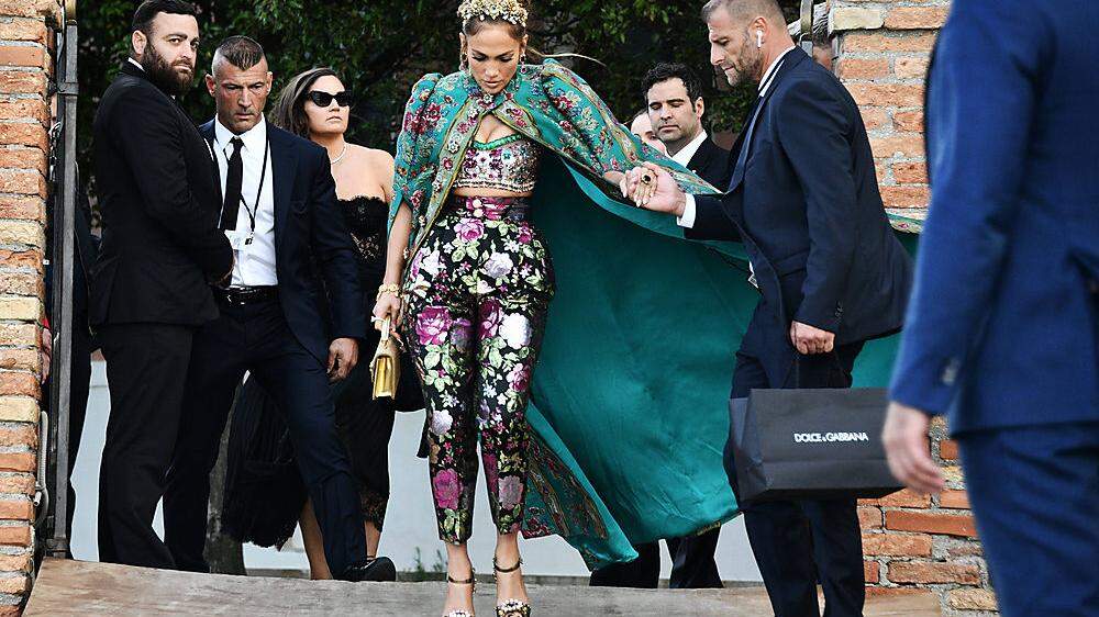 Venezia, Evento Dolce & Gabbana - Jennifer Lopez lascia l Hotel San Clemente e arriva alla sfilata in Piazza San marco P