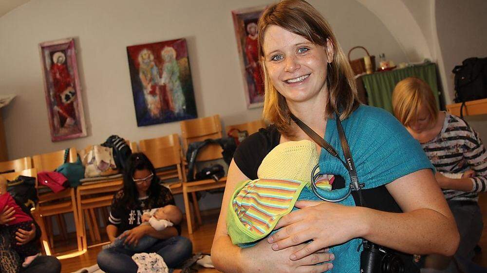 Hebamme Anja Pototschnig mit ihrem Baby, sie leitet gemeinsam mit Hebamme Silvia Malej den Babytreff in Bleiburg