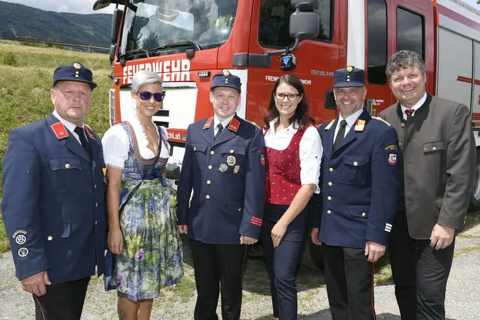 Anton Macek, Jasmin Briggl, Kommandant Martin Tidl, Landesrätin Sara Schaar, Bezirksfeuerwehrchef Kurt Schober und Bürgermeister Gerhard Pirih.