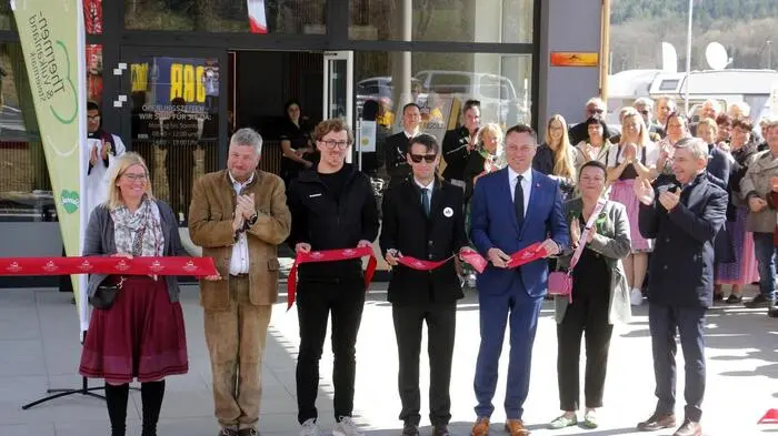 Gesellschafter Harald Gebetsroither, Burgherr Emanuel Liechtenstein, Landtagsabgeordneter Franz Fartek, Thermen- &amp; Vulkanland Steiermark Obfrau Sonja Skalnik, Manfred Reisenhofer und Architekt Florian Müller nahmen gemeinsam das Banddurchschneiden vor