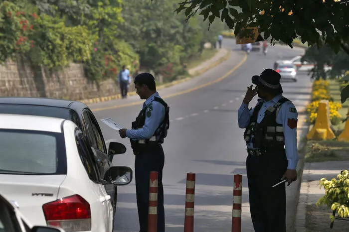 Die Sicherheitsvorkehrungen sind enorm. Mehr als tausend Soldaten und Polizisten waren in einer hochgesicherten roten Zone in der Hauptstadt Islamabad im Einsatz, wo das Paar nach dessen Ankunft in der Nacht auf Dienstag untergebracht war.