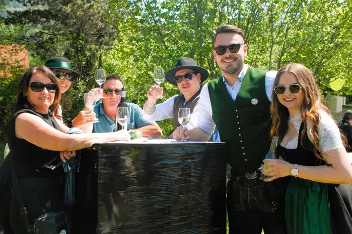 Rund 4000 Besucherinnen und Besucher strömten in das Apfeldorf und feierten die duftenden Apfelblüten.
