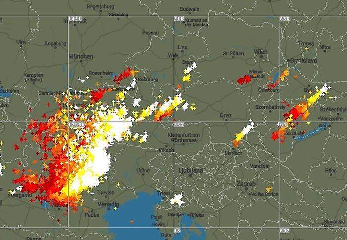 Eine massive Gewitterfront zieht von West nach Ost und wird die Steiermark in den nächsten Stunden erreichen. (je heller die Farbe, desto jünger der Blitzeinschlag)