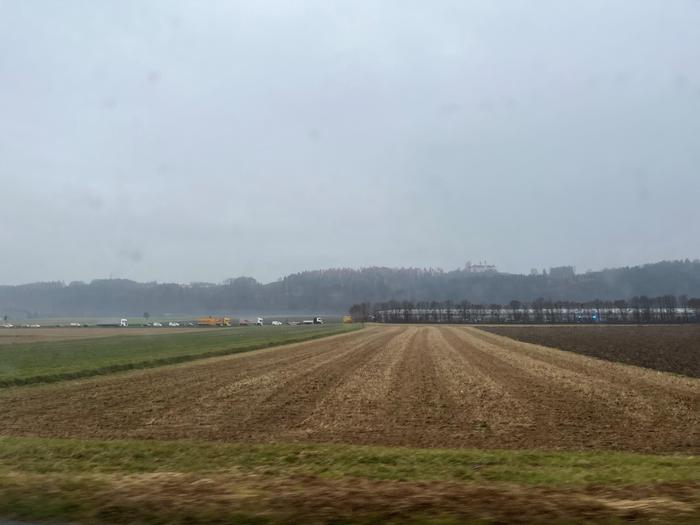 Wegen des Unfalls kam es auf der B 64 zu massivem Stau, es staute sich in beide Richtungen