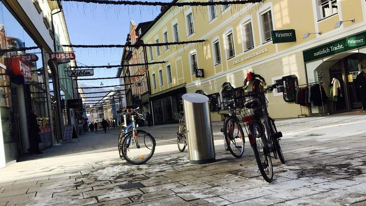 Fahrräder müssen weichen: Vor der Stadtapotheke zur Madonna in der Lienzer Rosengasse soll ein Trinkkbrunnen entstehen