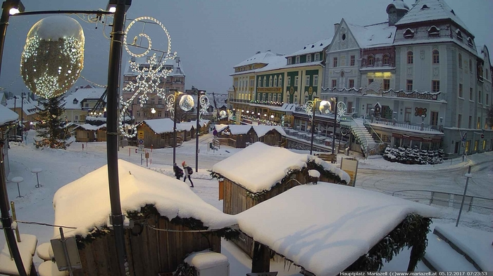So tief verschneit zeigte sich Dienstagfrüh der Hauptplatz von Mariazell