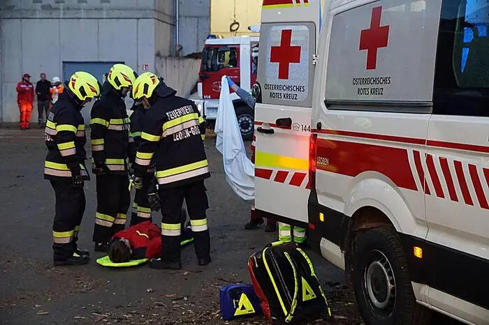 Neben diversen Menschenrettungsszenarien wurde auch die Brandbekämpfung trainiert.