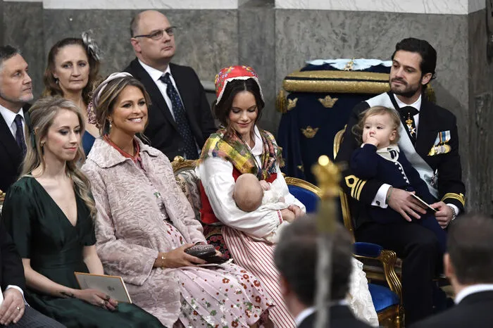 Nach der Feier richteten die Eltern des Baby-Prinzen einen Empfang und ein Mittagessen für Familie und Freunde aus. Mitglieder aus den anderen skandinavischen Königsfamilien standen nicht auf der Gästeliste.