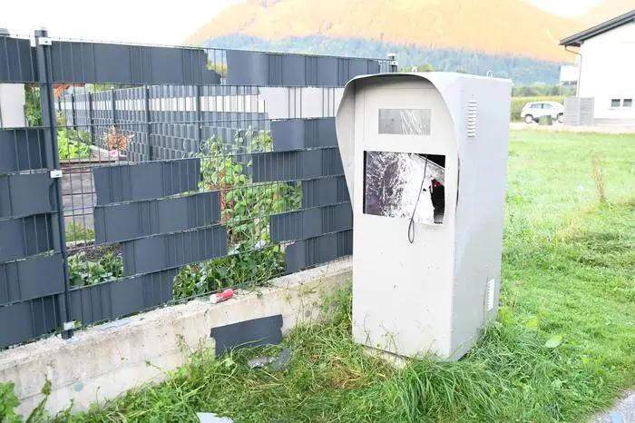 In der Nacht auf Samstag, den 25. September 2021, wurde dieser Radarkasten in Annenheim mit Pyrotechnik gesprengt