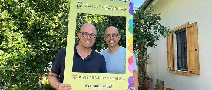 Der Vereinsobmann von Queer Süd Martin Zirngast-Fahrenberger und Ehemann Christoph Zirngast veranstalten das Pride-Hoffest