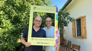 Der Vereinsobmann von Queer Süd Martin Zirngast-Fahrenberger und Ehemann Christoph Zirngast veranstalten das Pride-Hoffest