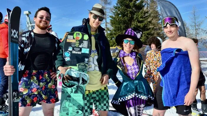 Ob in Bermuda-Shorts und mit Sonnenbrille oder im Faschingskostüm – am Start galt es nur die Helmpflicht zu beachten