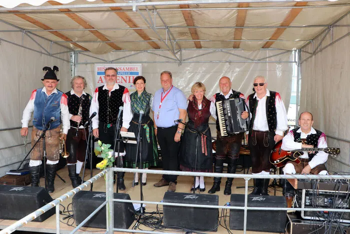 Die ori­gi­na­le Oberkrainer Haus­ka­pel­le Av­se­nik spielte am Samstag beim großen Frühschoppen bereits zum 25. Mal am 42. Feldkirchner Stadtfest.