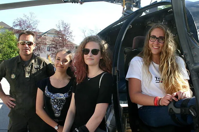 Hubert Schuster, Vizeleutnant und Flugretter, mit Lisa Leitner, Therese Stiegler und Verena Wiesler (von links) beim Hubschrauber "Alouette III"