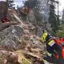 Ein Blitz, der in eine Baumgruppe in dem hochgelegenen und sehr schwer zugänglichen Waldgebiet eingeschlagen hatte, dürfte das Feuer verursacht haben