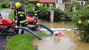 Einige Feuerwehrkräfte kämpften zu Hause selbst mit den Wassermassen und halfen trotzdem auch woanders aus