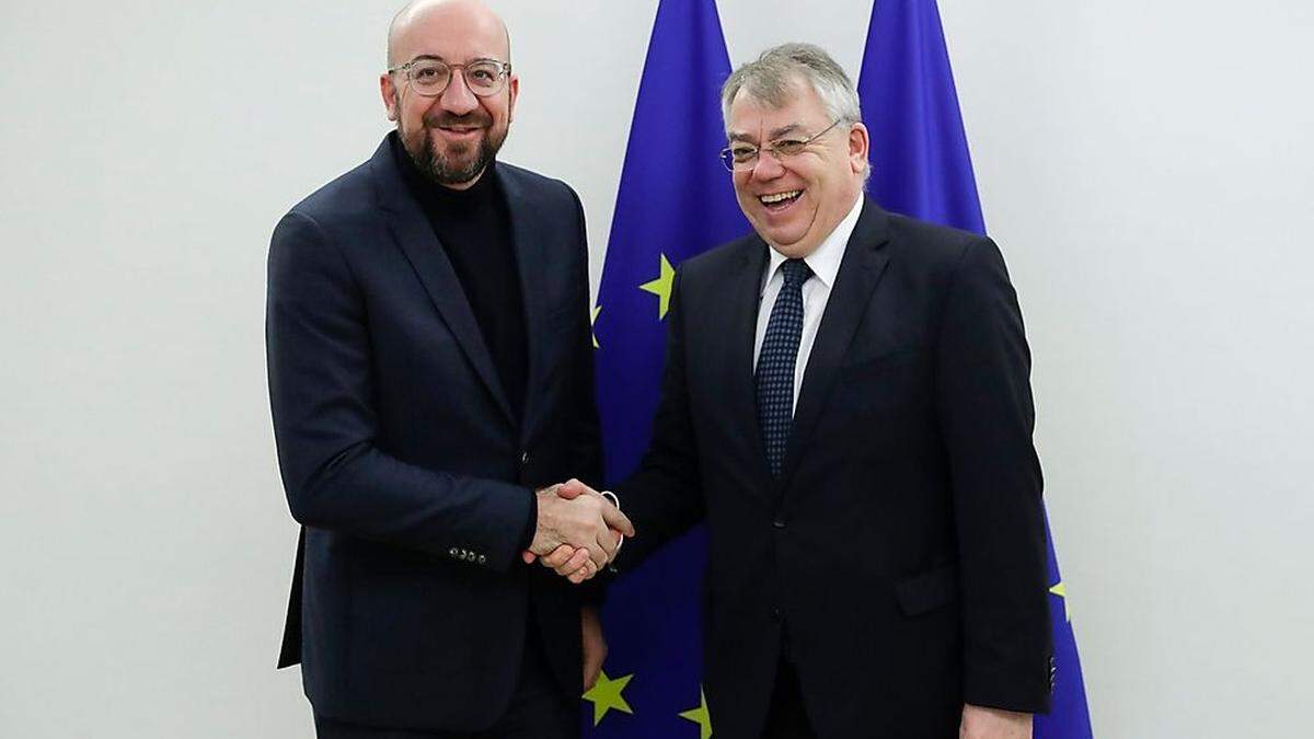 Klaus-Heiner Lehne (rechts, mit Ratspräsident Charles Michel) will dem Haushalts-Kontrollausschuss nun Dokumente vorlegen und weist die Vorwürfe gegen ihn zurück