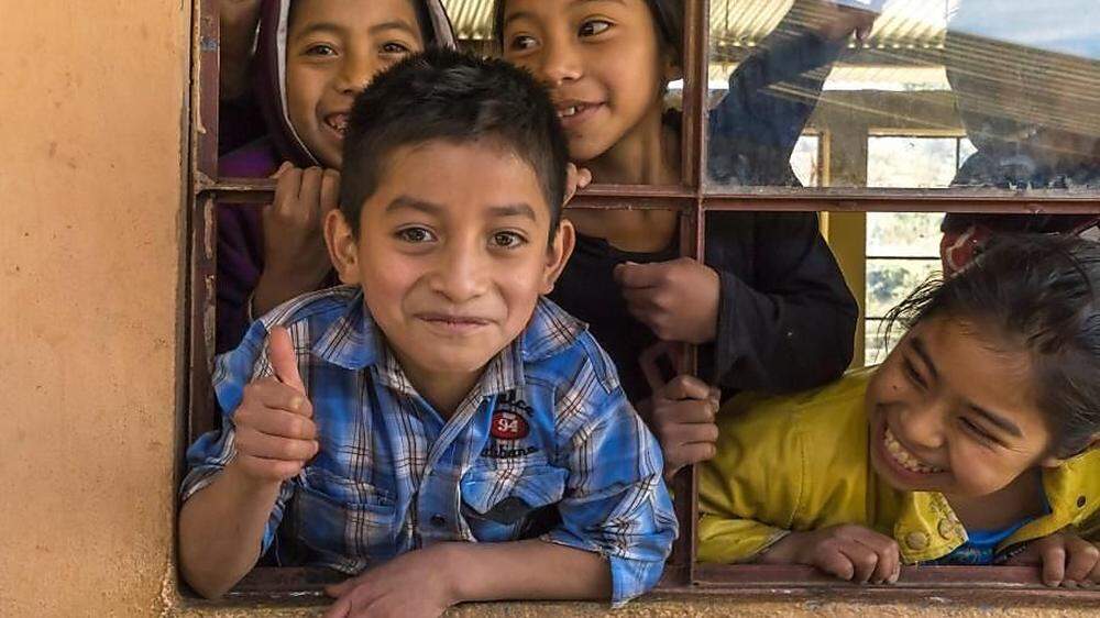 Den Kindern von Chicua Primero gefällt’s – Daumen hoch für die Schule 