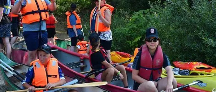 Den Montag verbrachte die internationale Feuerwehrjugend an der Feistritz - mit Zillen, Kanus und einem selbstgebauten „Motorboot“