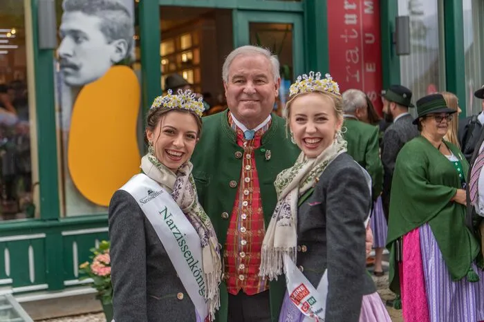 Landeshauptmann Hermann Schützenhöfer mit Narzissenkönigin Lisa Weinhandl (links) und Prinzessin Katharina Thomanek (rechts)
