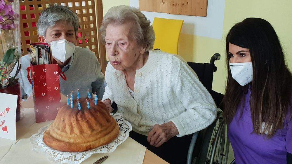 Die 96-jährige Ernestine Wutscher mit Enkelsohn  Christian Mörtl und der Pflegerin Safeta Bacic. &quot;Wir möchten allen Pflegern danken&quot;, sagen Oma und Enkel. 