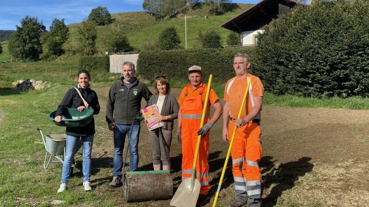 Beim Einsähen der Wildblumenwiese: Marie-Luise Mürzl (NPZG), Harald Hilberger (Gemeinde St. Lambrecht), Christine Podlipnig (Blühen & Summen) sowie zwei Mitarbeiter der Marktgemeinde St. Lambrecht
