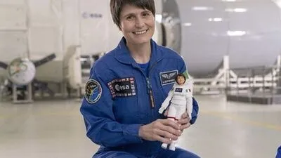 Samantha Cristoforetti mit ihrer Barbie