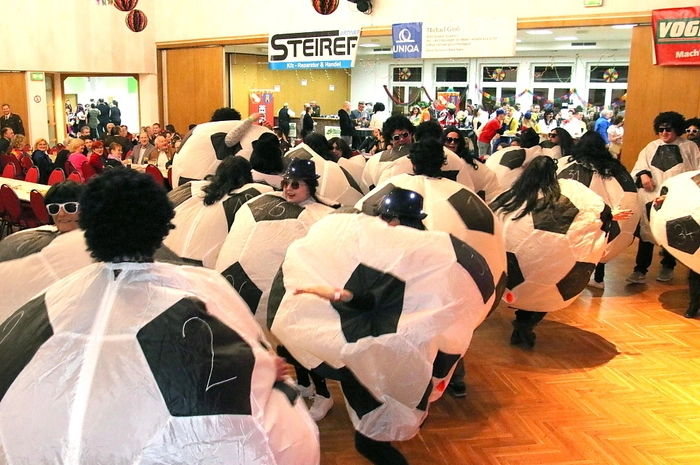 Klicken Sie sich durch die Bilder des Maskenballs!