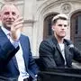 ABD0005_20150915 - WIEN - ÖSTERREICH: Thomas Muster und Dominic Thiem (R) am Dienstag, 15. September 2015, in einem Fiaker im Rahmen einer PK zum Thema "Erste Bank Open" in Wien. - FOTO: APA/GEORG HOCHMUTH