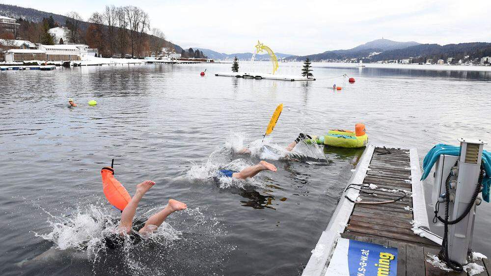 Obwohl das offizielle Neujahrsschwimmen in Velden heuer abgesagt wurde, fanden sich am Neujahrstag einige wenige Schwimmer in der Westbucht ein