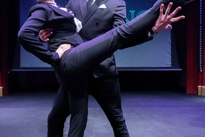 Ballerina Karina Sarkissova, die selbst einige Jahre Teil der Fachjury bei Dancing Stars war, mit Profitänzer Dimitar Stefanin. (Qucikstep)