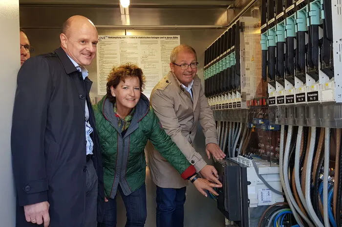Werner Schmuck, Direktor der Stadtwerke Voitsberg, Landesrätin Ursula Lackner und Voitsbergs Bürgermeister Bernd Osprian legten gemeinsam den Schalter um.