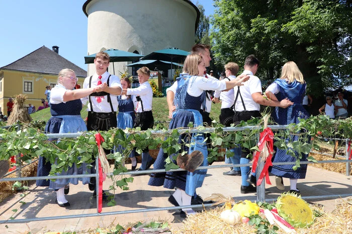 Die Landjugend Krappfeld mit Obmann Lukas Moser und Leiterin Larissa Popaschnig tanzten mit Unterstützung von Sebastian Prasser auf der Steirischen Harmonika auf.