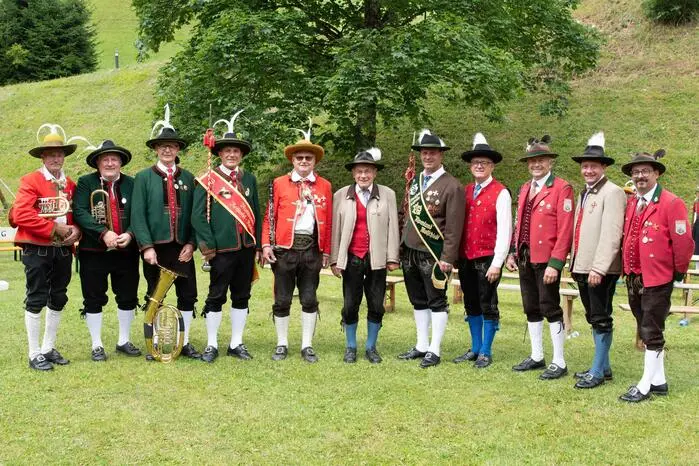 Siegfried Kerschbaumer, Klaus Oberessl, Erwin Wegscheider, Wolfgang Zametter, Gabriel Wilhelmer, Jakob Wastian, Rudolf Bacher, Manfred Wassertheuer, Franz Pfaffenberger, Bezirkskapellmeister Martin Rauter und Andreas Zimmerman, Obmann des Bezirksblasmusikerverbandes