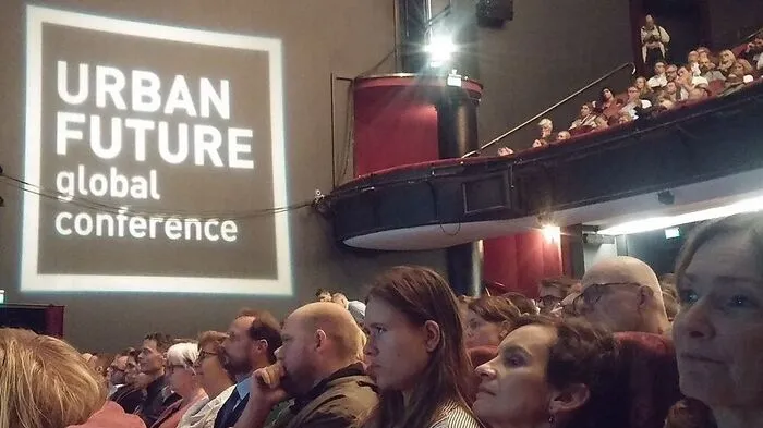 Die Urban Future Global Conference nahm 2014 ihren Anfang in Graz, diese Woche fand sie in Oslo statt. Bei der Eröffnung war sogar Kronprinz Haakon (im Bild mit Bart) anwesend. Ein Zeichen, wie ernst ...