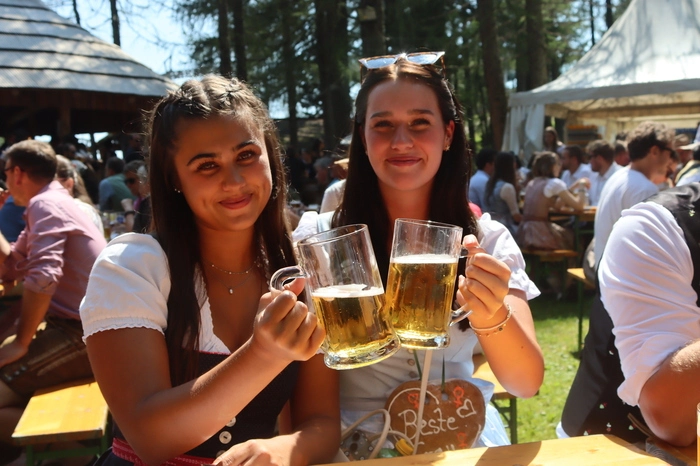 Klicken Sie sich durch die Bilder von Besuchern und fleißigen Helfern des Petzen Almkirchtag 2024!