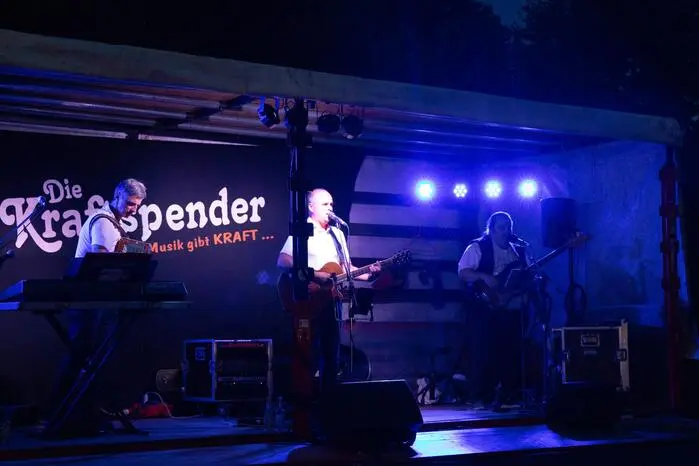 Umgeben von Sonnenblumen, sorgte die Band „Kraftspender“ für tolle Stimmung. 