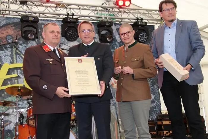 HBI Sommer stand auch im Mittelpunkt einer besonderen Ehrung. Für seine Verdienste als Feuerwehrmann und als Gemeinderat wurde ihm von Bürgermeister Johannes Schmid (2.v.l.), seiner Vize Martina Weixler (3.v.l.) und Gemeindekassier Wolfgang Schriebl (4.v.l.) die Goldene Ehrennadel der Gemeinde Rosental an der Kainach verliehen.