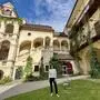 Die Himmelsleiter „– Um ETWAS –“ von Luise Lutz und Michel Strümpf ragt im Schlosshof scheinbar endlos in den Himmel