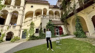 Die Himmelsleiter „– Um ETWAS –“ von Luise Lutz und Michel Strümpf ragt im Schlosshof scheinbar endlos in den Himmel