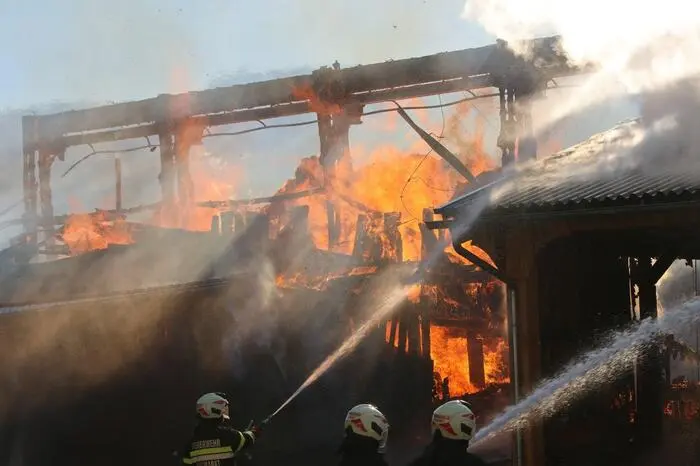 Tiere und Gerätschaften konnten dank schneller Hilfe gerettet werden, doch die Tenne samt Winterfutter fiel den Flammen zum Opfer.